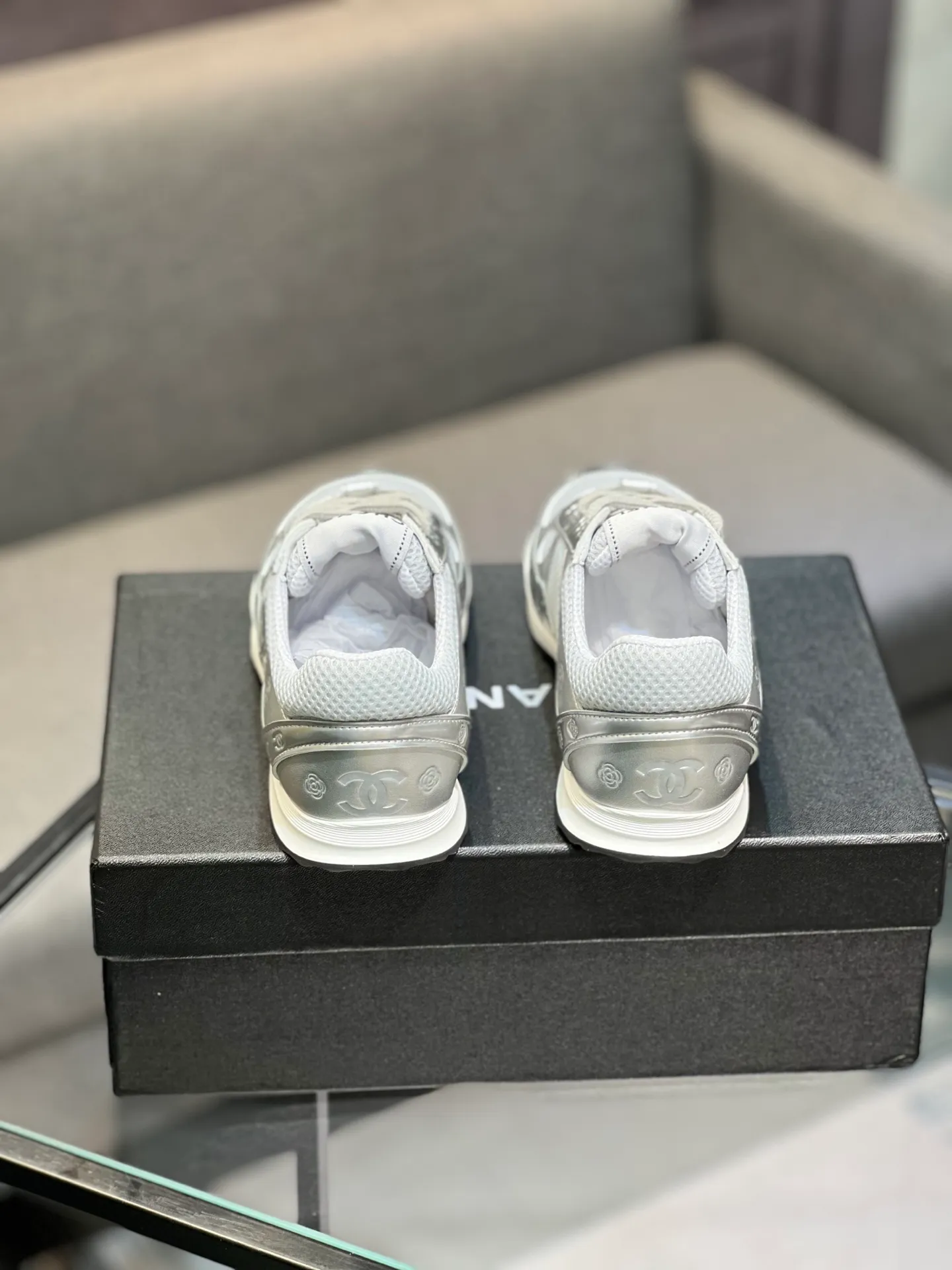 Men's men's shoes 💰640 Exclusive real shot (top version) CHANEL Chanel 2025ss color matching thick-soled casual sports shoes and sneakers. The counter is synchronized. The counter is very popular. A shoe that is very difficult to buy. The most popular thick-soled panda shoes on the Internet. It can be imagined that Xiaoxiang control can't miss it. It has both good looks and comfort. Simple and versatile white shoes. The thick sole increases the height and is super versatile. Close your eyes and wear it. Whoever wears it will look better. Upper: calfskin Lining: imported sheepskin lining Outsole: TPU original outsole Size: 35-44 (customized for women 41 and 40, and 45 for men)